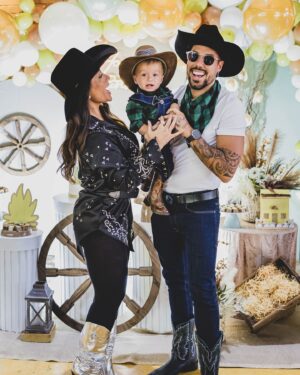 Felipe Ribeiro Instagram - DOM FEZ 1 🩵🥳 registros de um dia mais que especial, 1 ano que nossa vida é mais feliz, 1 ano que nossa vida começou a fazer sentido. Juntamos nossos amigos e família pra celebrar esse dia tão mágico, que delicia que foi 🤠
• Fotografia 📸 @hannarocha