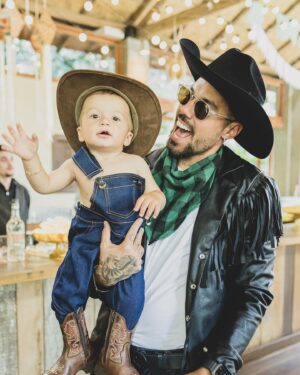 Felipe Ribeiro Instagram - DOM FEZ 1 🩵🥳 registros de um dia mais que especial, 1 ano que nossa vida é mais feliz, 1 ano que nossa vida começou a fazer sentido. Juntamos nossos amigos e família pra celebrar esse dia tão mágico, que delicia que foi 🤠
• Fotografia 📸 @hannarocha