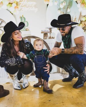 Felipe Ribeiro Instagram - DOM FEZ 1 🩵🥳 registros de um dia mais que especial, 1 ano que nossa vida é mais feliz, 1 ano que nossa vida começou a fazer sentido. Juntamos nossos amigos e família pra celebrar esse dia tão mágico, que delicia que foi 🤠
• Fotografia 📸 @hannarocha
