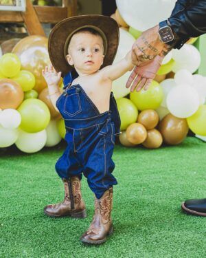 Felipe Ribeiro Instagram - DOM FEZ 1 🩵🥳 registros de um dia mais que especial, 1 ano que nossa vida é mais feliz, 1 ano que nossa vida começou a fazer sentido. Juntamos nossos amigos e família pra celebrar esse dia tão mágico, que delicia que foi 🤠
• Fotografia 📸 @hannarocha