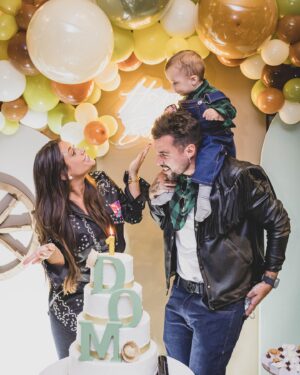 Felipe Ribeiro Instagram - DOM FEZ 1 🩵🥳 registros de um dia mais que especial, 1 ano que nossa vida é mais feliz, 1 ano que nossa vida começou a fazer sentido. Juntamos nossos amigos e família pra celebrar esse dia tão mágico, que delicia que foi 🤠
• Fotografia 📸 @hannarocha