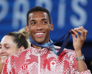 Félix Auger Aliassime Instagram - First Olympic medal 😆🥉🇨🇦 What a week with @gabydabrowski 

Hard to describe what this medal means and the honor it has been to represent Canada 🙌🏽 The Olympics hold a special place in my heart and I’m ready to go for another one tomorrow ❤️💪🏽 Cmon

📸: ITF images via Dubreuil/Kopatsch/Zimmer | #2 Matthew Stockman