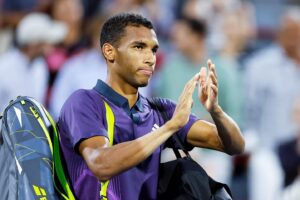 Félix Auger Aliassime Instagram - Merci Montréal pour votre support inconditionnel 🙏🏽 Je suis évidemment déçu de ma performance et de devoir quitter le tournoi si vite, mais ce n’est que partie remise. J’ai malgré tout passé de très bons moments ces derniers jours sur le site du tournoi et je reste très content d’être venu jouer devant vous à la maison. Je ne prends aucuns de ces moments pour acquis et je vous assure que vos encouragements me donne l’énergie de continuer à tout donner pour atteindre mes rêves les plus grands. Merci du fond du cœur ❤️
Et à la prochaine 😌 

📸: @pascal_photographe 
@patriceberiault