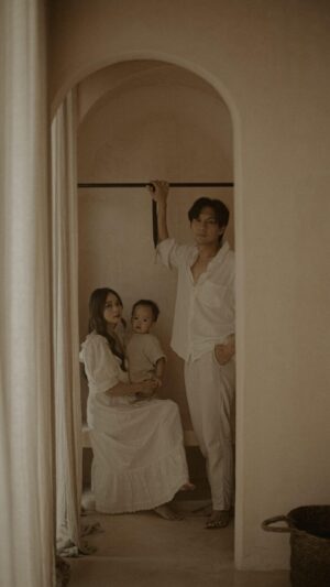 Fendy Chow Instagram - VALENTINE’S GIVEAWAY ALERT!🤍✨
Happy Valentine’s day to this beautiful and special family! and to all lovers, mama and papa out there. 
i hope you’re all always feel loved and blessed.
and on this special loving day, we want to give 1 family an aesthetic contemporary family session with us @inka.bali, where raw emotions and souls will be beautifully captured by @bridgitterence in Bali.

join this GA easily by like and share this post on your ig story dan comment 1 kata arti sebuah keluarga untuk kalian 🤍
and dont forget to follow us if you love this artworks, best luck! ✨

GA : 14 - 20 February 2024 | announcement : 22 February 2024
valid from May until July 2024

photo video : @bridgitterence @kvnleonn @inka.bali