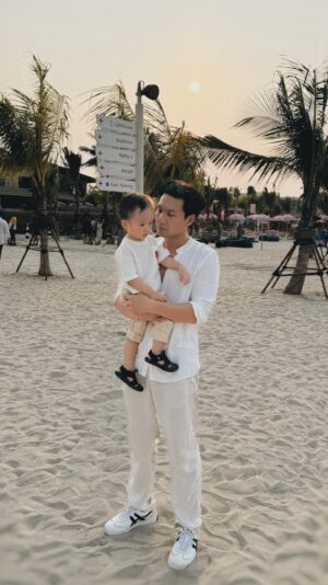 Fendy Chow Instagram - A full day with Ave sebelum papa pergi shooting lagi yah ❤️