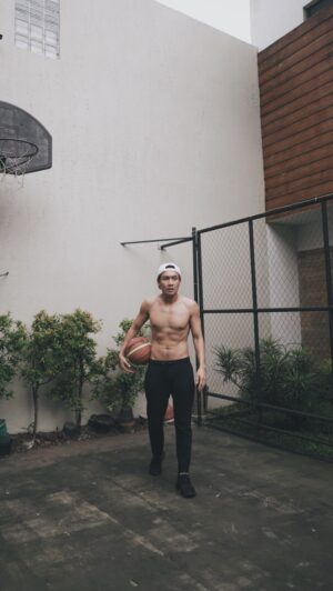 Fendy Chow Instagram - Basketball night is my me time 🏀

Dulu jaman sekolah bisa seminggu 4 kali main basket, sekarang dikasih jatah seminggu sekali aja uda happy, thanks love @stellarcor 😘