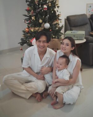 Fendy Chow Instagram - Merry christmas from us 🎅🏻 🎄 

Pertama kalinya avery kenalan sama santa, bantuin decor pohon natal dan dapet kado banyak banget dari santa ❤️

Have a blessed christmas everyone! 😇
