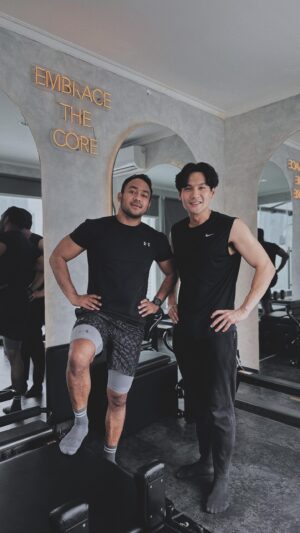 Fendy Chow Instagram - Jangan percaya kalo diajakin pilates dibilangnya gak capek. 🤔

Thank you ya @jiebbyharold & @febiolafeby untuk penyiksaannya 😐
#pilates #manpilates
