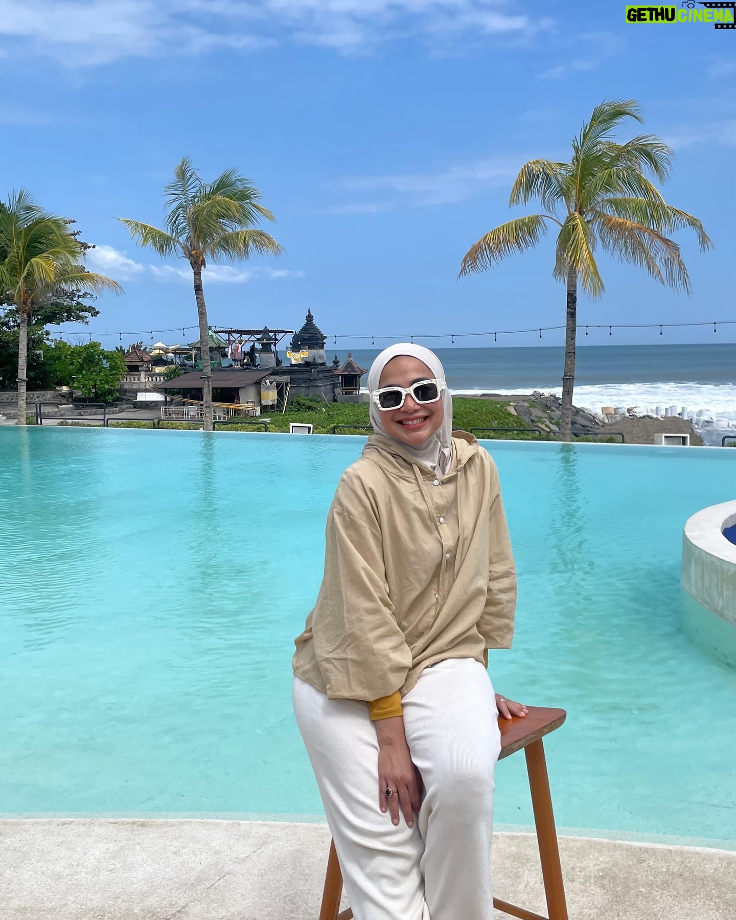 Feni Rose - 1.5K Likes - Suasana ini membuatku lupa hari… soalnya perginya di weekdays..Mengunjungi pulau Dewata kali ini membuatku tersadar… udh lama aku nggak bener2 liburan di Bali .. liat laut, liat kolam renang, liat hotel dan memandang laut yg cm sepelemparan batu.. jadi melow.. apalagi musti pergi pagi2 buta ninggalin anak di rumah. Maap ya dek @audikiranaa .. kamu nggak diajak 😁… besok deh yaaa.. Aamiin.
