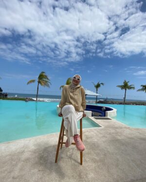 Feni Rose Instagram - Suasana ini membuatku lupa hari… soalnya perginya di weekdays..Mengunjungi pulau Dewata kali ini membuatku tersadar… udh lama aku nggak bener2 liburan di Bali .. liat laut, liat kolam renang, liat hotel dan memandang laut yg cm sepelemparan batu.. jadi melow.. apalagi musti pergi pagi2 buta ninggalin anak di rumah.  Maap ya dek @audikiranaa .. kamu nggak diajak 😁… besok deh yaaa.. Aamiin.