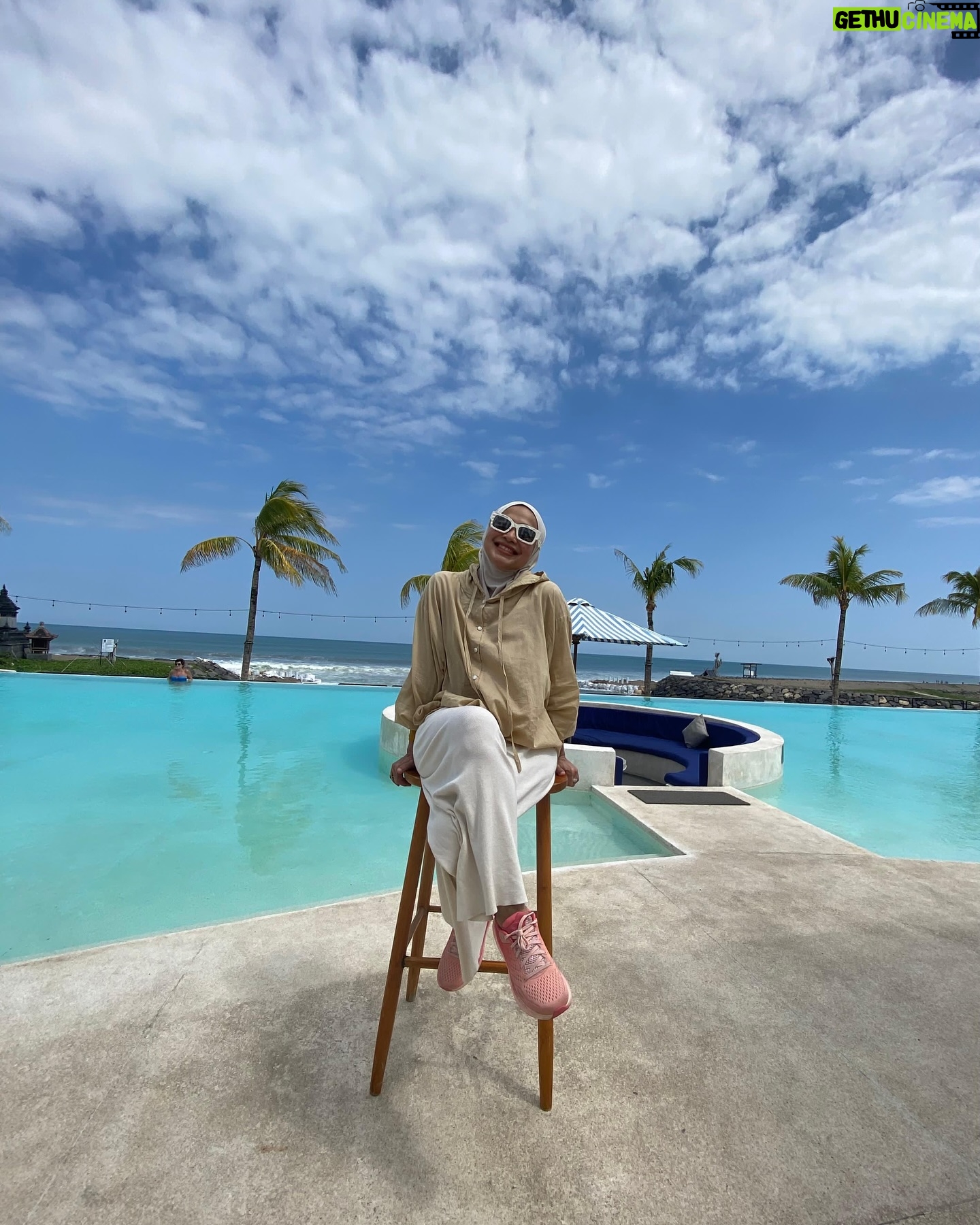 Feni Rose - 1.5K Likes - Suasana ini membuatku lupa hari… soalnya perginya di weekdays..Mengunjungi pulau Dewata kali ini membuatku tersadar… udh lama aku nggak bener2 liburan di Bali .. liat laut, liat kolam renang, liat hotel dan memandang laut yg cm sepelemparan batu.. jadi melow.. apalagi musti pergi pagi2 buta ninggalin anak di rumah. Maap ya dek @audikiranaa .. kamu nggak diajak 😁… besok deh yaaa.. Aamiin.