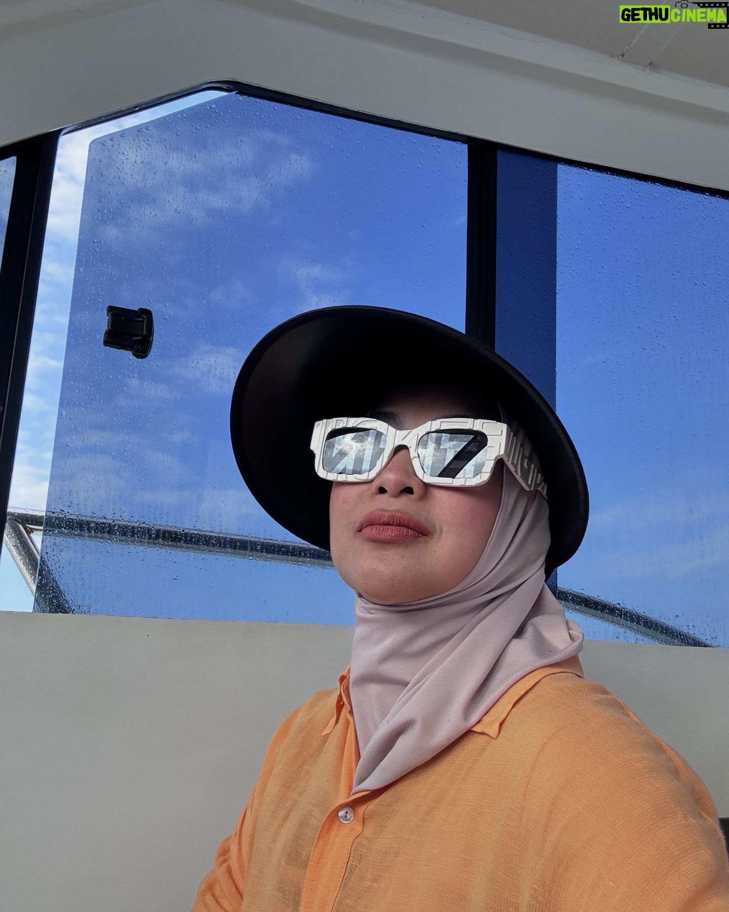 Feni Rose - 1.5K Likes - Suasana ini membuatku lupa hari… soalnya perginya di weekdays..Mengunjungi pulau Dewata kali ini membuatku tersadar… udh lama aku nggak bener2 liburan di Bali .. liat laut, liat kolam renang, liat hotel dan memandang laut yg cm sepelemparan batu.. jadi melow.. apalagi musti pergi pagi2 buta ninggalin anak di rumah. Maap ya dek @audikiranaa .. kamu nggak diajak 😁… besok deh yaaa.. Aamiin.