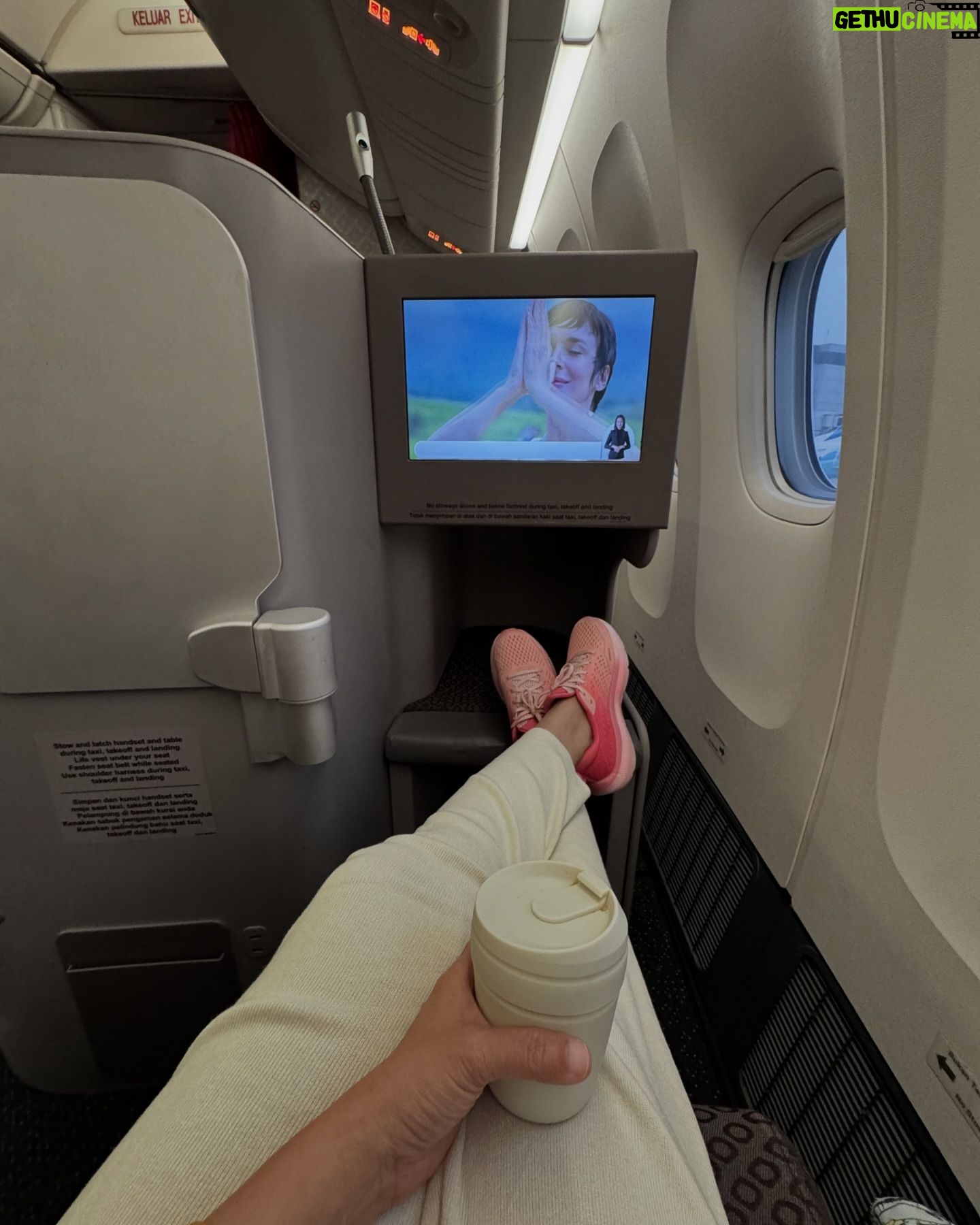 Feni Rose - 1.5K Likes - Suasana ini membuatku lupa hari… soalnya perginya di weekdays..Mengunjungi pulau Dewata kali ini membuatku tersadar… udh lama aku nggak bener2 liburan di Bali .. liat laut, liat kolam renang, liat hotel dan memandang laut yg cm sepelemparan batu.. jadi melow.. apalagi musti pergi pagi2 buta ninggalin anak di rumah. Maap ya dek @audikiranaa .. kamu nggak diajak 😁… besok deh yaaa.. Aamiin.