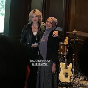 Feni Rose Instagram - 22 Juli kemarin, ketemu sama teman2 media dlm rangka memperkenalkan @audikiranaa dan single terbarunya, sebuah remake lagu Seberkas Sinar yg dipopulerkan Nike Ardilla, ciptaan Deddy Dores.  Dua legend musik di tanah air. 

Sebagai gen Z, khususnya genZ jaksel yg bahasa Indonesianya ber akasen 😅.. ibuk mau memperkenalkan anak ini pd lady2 rocker seniornya dan lagu2 rock Indonesia. 

Sebelumnya @audikiranaa  sdh menulis dan merilis 3 single, yg semuanya bahasa inggris dg sentuhan Rock.  Jadi supaya dia jg semakin menyelami karya2 musisi Indonesia, maka ibuk perdengarkan dia dg bbrp lagu rock Indonesia.  Dan lagu Seberkas Sinar ini salah satu yg nyantol di hati Audi.  Dia bilang, dia suka bgt, menyentuh emosinya dan juga mengingatkannya pd lagu2 Scorpions. 

Lalu kita berencana remake lagu ini, langsung menghubungi keluarga Alm Deddy Dores dan publising nya. 

Kemudian kita rembukan dg om @danielclift  sbg music directornya Audi dan @richardbenhard the producer. 

Nggak ada yg bisa melampaui ke legend an Seberkas Sinar dg Nike Ardilla sbg penyanyinya.  Bahkan @calvindores.28 pun mengisahkan, Nike Ardilla adalah “Seberkas Sinar” nya Deddy Dores,  yg menginspirasi lagu ini. 

Jadi single yg dirilis @audikiranaa ini, adalah sebuah apresiasi thdp karya dan sejarah 2 legend tersebut… dan mencoba menginterpertasikan lagu ini sesuai karakter vocal Audi. 

Ada yg suka atau ada yg kurang cocok, semuanya kita syukuri, Alhamdulillah.  Lewat project ini, anakku belajar juga tentang sejarah 2 legend music tanah air.. sembari terus mengasah kemampuan musikalitasnya. 

Semoga Berkenan .. ❤️ 
Love ibuk2 “ratu gossip” dan besok harga naik. 

Thank you @d_str and team, serta @blackjackjkt dan @ernestsilanoe  untuk support nya di event ini. 

#neposandchroniku