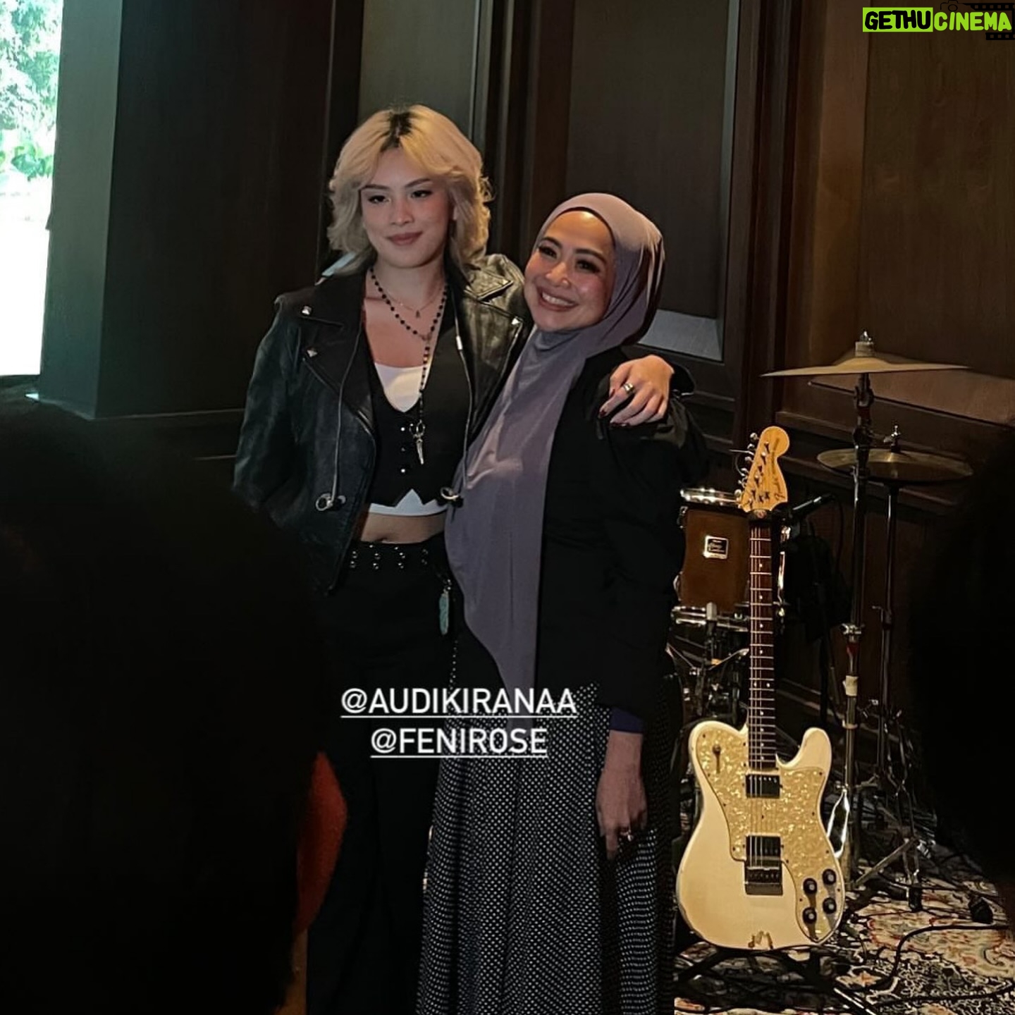 Feni Rose - 1.4K Likes - 22 Juli kemarin, ketemu sama teman2 media dlm rangka memperkenalkan @audikiranaa dan single terbarunya, sebuah remake lagu Seberkas Sinar yg dipopulerkan Nike Ardilla, ciptaan Deddy Dores. Dua legend musik di tanah air.
Sebagai gen Z, khususnya genZ jaksel yg bahasa Indonesianya ber akasen 😅.. ibuk mau memperkenalkan anak ini pd lady2 rocker seniornya dan lagu2 rock Indonesia.
Sebelumnya @audikiranaa sdh menulis dan merilis 3 single, yg semuanya bahasa inggris dg sentuhan Rock. Jadi supaya dia jg semakin menyelami karya2 musisi Indonesia, maka ibuk perdengarkan dia dg bbrp lagu rock Indonesia. Dan lagu Seberkas Sinar ini salah satu yg nyantol di hati Audi. Dia bilang, dia suka bgt, menyentuh emosinya dan juga mengingatkannya pd lagu2 Scorpions.
Lalu kita berencana remake lagu ini, langsung menghubungi keluarga Alm Deddy Dores dan publising nya.
Kemudian kita rembukan dg om @danielclift sbg music directornya Audi dan @richardbenhard the producer.
Nggak ada yg bisa melampaui ke legend an Seberkas Sinar dg Nike Ardilla sbg penyanyinya. Bahkan @calvindores.28 pun mengisahkan, Nike Ardilla adalah “Seberkas Sinar” nya Deddy Dores, yg menginspirasi lagu ini.
Jadi single yg dirilis @audikiranaa ini, adalah sebuah apresiasi thdp karya dan sejarah 2 legend tersebut… dan mencoba menginterpertasikan lagu ini sesuai karakter vocal Audi.
Ada yg suka atau ada yg kurang cocok, semuanya kita syukuri, Alhamdulillah. Lewat project ini, anakku belajar juga tentang sejarah 2 legend music tanah air.. sembari terus mengasah kemampuan musikalitasnya.
Semoga Berkenan .. ❤️
Love ibuk2 “ratu gossip” dan besok harga naik.
Thank you @d_str and team, serta @blackjackjkt dan @ernestsilanoe untuk support nya di event ini.
#neposandchroniku