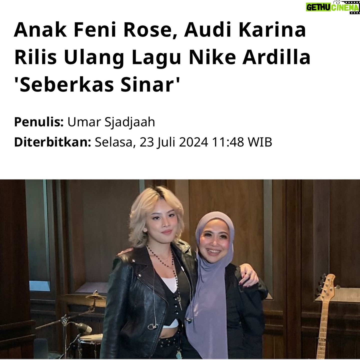 Feni Rose - 1.4K Likes - 22 Juli kemarin, ketemu sama teman2 media dlm rangka memperkenalkan @audikiranaa dan single terbarunya, sebuah remake lagu Seberkas Sinar yg dipopulerkan Nike Ardilla, ciptaan Deddy Dores. Dua legend musik di tanah air.
Sebagai gen Z, khususnya genZ jaksel yg bahasa Indonesianya ber akasen 😅.. ibuk mau memperkenalkan anak ini pd lady2 rocker seniornya dan lagu2 rock Indonesia.
Sebelumnya @audikiranaa sdh menulis dan merilis 3 single, yg semuanya bahasa inggris dg sentuhan Rock. Jadi supaya dia jg semakin menyelami karya2 musisi Indonesia, maka ibuk perdengarkan dia dg bbrp lagu rock Indonesia. Dan lagu Seberkas Sinar ini salah satu yg nyantol di hati Audi. Dia bilang, dia suka bgt, menyentuh emosinya dan juga mengingatkannya pd lagu2 Scorpions.
Lalu kita berencana remake lagu ini, langsung menghubungi keluarga Alm Deddy Dores dan publising nya.
Kemudian kita rembukan dg om @danielclift sbg music directornya Audi dan @richardbenhard the producer.
Nggak ada yg bisa melampaui ke legend an Seberkas Sinar dg Nike Ardilla sbg penyanyinya. Bahkan @calvindores.28 pun mengisahkan, Nike Ardilla adalah “Seberkas Sinar” nya Deddy Dores, yg menginspirasi lagu ini.
Jadi single yg dirilis @audikiranaa ini, adalah sebuah apresiasi thdp karya dan sejarah 2 legend tersebut… dan mencoba menginterpertasikan lagu ini sesuai karakter vocal Audi.
Ada yg suka atau ada yg kurang cocok, semuanya kita syukuri, Alhamdulillah. Lewat project ini, anakku belajar juga tentang sejarah 2 legend music tanah air.. sembari terus mengasah kemampuan musikalitasnya.
Semoga Berkenan .. ❤️
Love ibuk2 “ratu gossip” dan besok harga naik.
Thank you @d_str and team, serta @blackjackjkt dan @ernestsilanoe untuk support nya di event ini.
#neposandchroniku