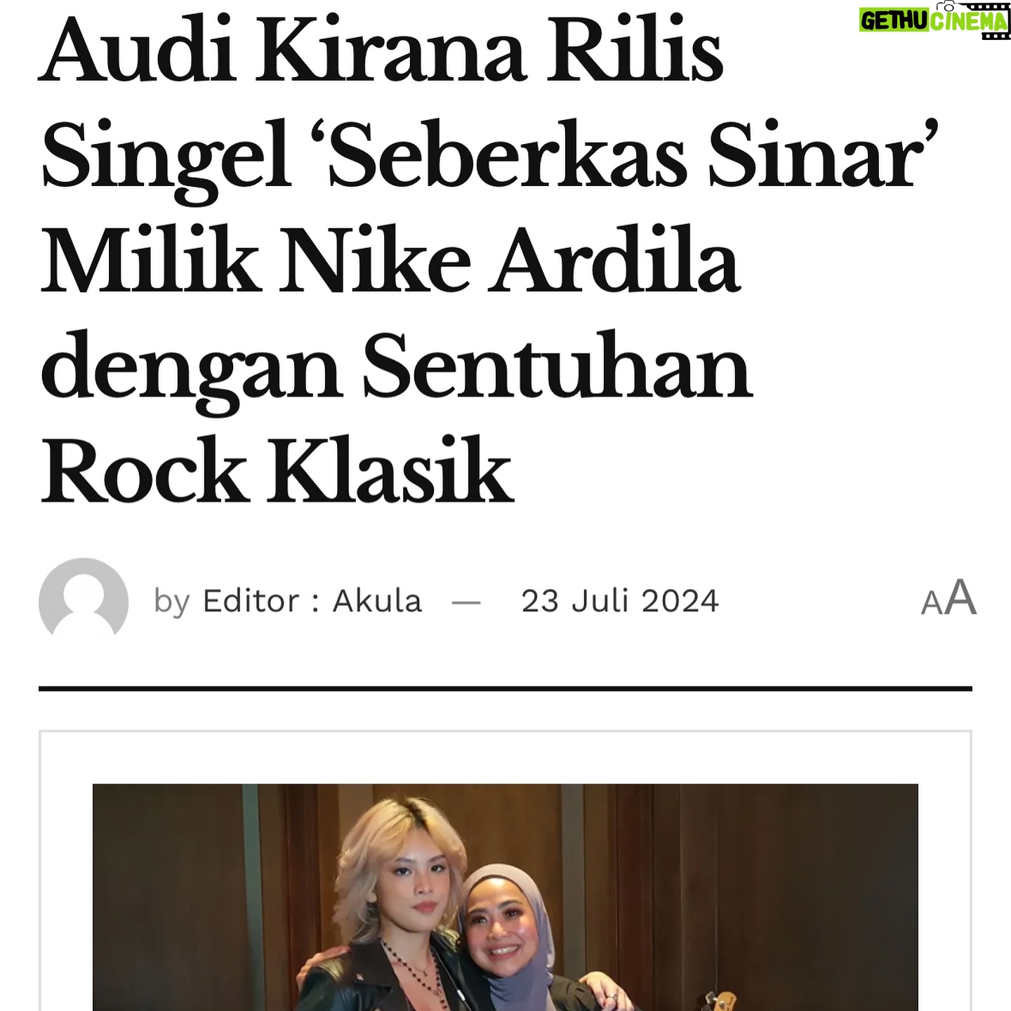 Feni Rose - 1.4K Likes - 22 Juli kemarin, ketemu sama teman2 media dlm rangka memperkenalkan @audikiranaa dan single terbarunya, sebuah remake lagu Seberkas Sinar yg dipopulerkan Nike Ardilla, ciptaan Deddy Dores. Dua legend musik di tanah air.
Sebagai gen Z, khususnya genZ jaksel yg bahasa Indonesianya ber akasen 😅.. ibuk mau memperkenalkan anak ini pd lady2 rocker seniornya dan lagu2 rock Indonesia.
Sebelumnya @audikiranaa sdh menulis dan merilis 3 single, yg semuanya bahasa inggris dg sentuhan Rock. Jadi supaya dia jg semakin menyelami karya2 musisi Indonesia, maka ibuk perdengarkan dia dg bbrp lagu rock Indonesia. Dan lagu Seberkas Sinar ini salah satu yg nyantol di hati Audi. Dia bilang, dia suka bgt, menyentuh emosinya dan juga mengingatkannya pd lagu2 Scorpions.
Lalu kita berencana remake lagu ini, langsung menghubungi keluarga Alm Deddy Dores dan publising nya.
Kemudian kita rembukan dg om @danielclift sbg music directornya Audi dan @richardbenhard the producer.
Nggak ada yg bisa melampaui ke legend an Seberkas Sinar dg Nike Ardilla sbg penyanyinya. Bahkan @calvindores.28 pun mengisahkan, Nike Ardilla adalah “Seberkas Sinar” nya Deddy Dores, yg menginspirasi lagu ini.
Jadi single yg dirilis @audikiranaa ini, adalah sebuah apresiasi thdp karya dan sejarah 2 legend tersebut… dan mencoba menginterpertasikan lagu ini sesuai karakter vocal Audi.
Ada yg suka atau ada yg kurang cocok, semuanya kita syukuri, Alhamdulillah. Lewat project ini, anakku belajar juga tentang sejarah 2 legend music tanah air.. sembari terus mengasah kemampuan musikalitasnya.
Semoga Berkenan .. ❤️
Love ibuk2 “ratu gossip” dan besok harga naik.
Thank you @d_str and team, serta @blackjackjkt dan @ernestsilanoe untuk support nya di event ini.
#neposandchroniku