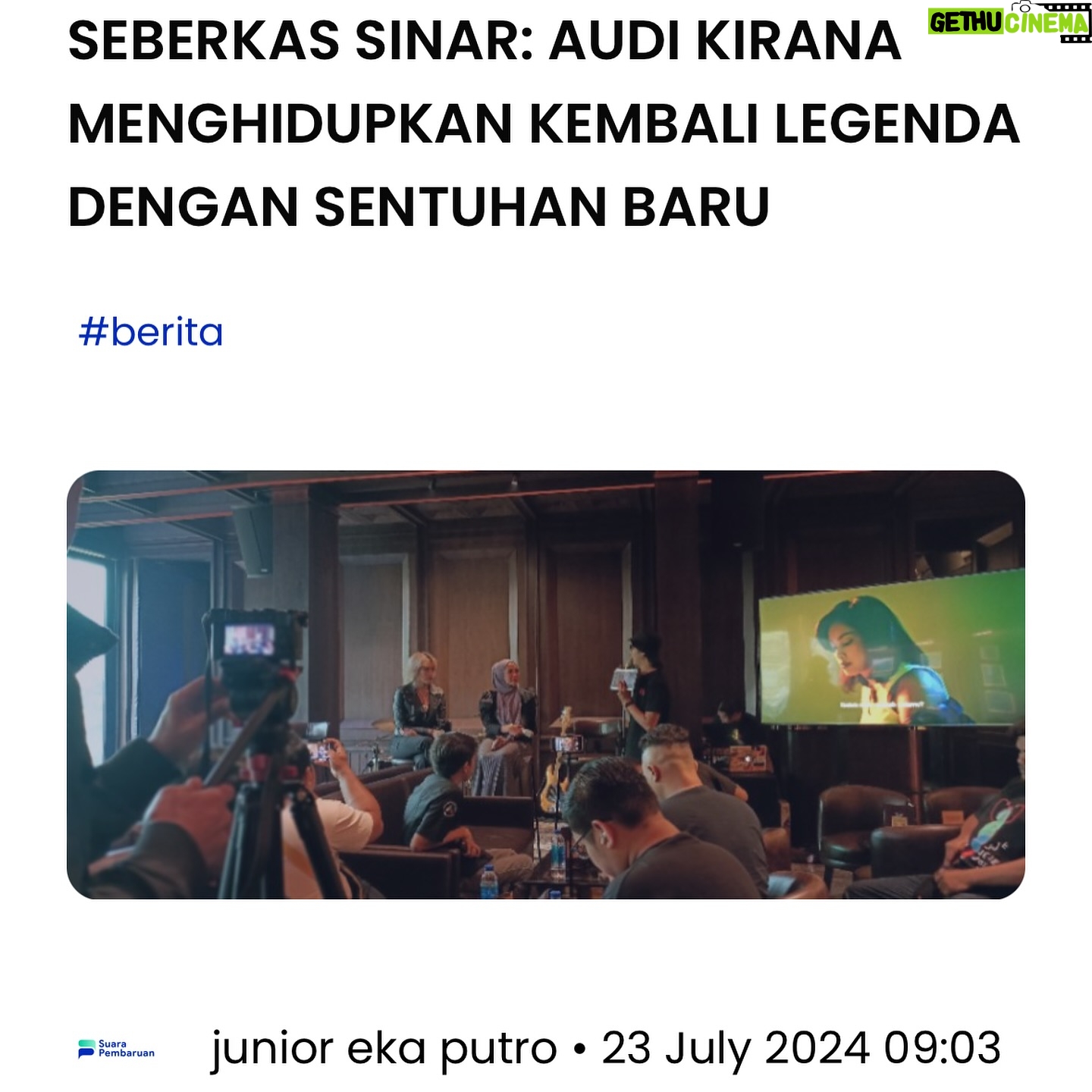 Feni Rose - 1.4K Likes - 22 Juli kemarin, ketemu sama teman2 media dlm rangka memperkenalkan @audikiranaa dan single terbarunya, sebuah remake lagu Seberkas Sinar yg dipopulerkan Nike Ardilla, ciptaan Deddy Dores. Dua legend musik di tanah air.
Sebagai gen Z, khususnya genZ jaksel yg bahasa Indonesianya ber akasen 😅.. ibuk mau memperkenalkan anak ini pd lady2 rocker seniornya dan lagu2 rock Indonesia.
Sebelumnya @audikiranaa sdh menulis dan merilis 3 single, yg semuanya bahasa inggris dg sentuhan Rock. Jadi supaya dia jg semakin menyelami karya2 musisi Indonesia, maka ibuk perdengarkan dia dg bbrp lagu rock Indonesia. Dan lagu Seberkas Sinar ini salah satu yg nyantol di hati Audi. Dia bilang, dia suka bgt, menyentuh emosinya dan juga mengingatkannya pd lagu2 Scorpions.
Lalu kita berencana remake lagu ini, langsung menghubungi keluarga Alm Deddy Dores dan publising nya.
Kemudian kita rembukan dg om @danielclift sbg music directornya Audi dan @richardbenhard the producer.
Nggak ada yg bisa melampaui ke legend an Seberkas Sinar dg Nike Ardilla sbg penyanyinya. Bahkan @calvindores.28 pun mengisahkan, Nike Ardilla adalah “Seberkas Sinar” nya Deddy Dores, yg menginspirasi lagu ini.
Jadi single yg dirilis @audikiranaa ini, adalah sebuah apresiasi thdp karya dan sejarah 2 legend tersebut… dan mencoba menginterpertasikan lagu ini sesuai karakter vocal Audi.
Ada yg suka atau ada yg kurang cocok, semuanya kita syukuri, Alhamdulillah. Lewat project ini, anakku belajar juga tentang sejarah 2 legend music tanah air.. sembari terus mengasah kemampuan musikalitasnya.
Semoga Berkenan .. ❤️
Love ibuk2 “ratu gossip” dan besok harga naik.
Thank you @d_str and team, serta @blackjackjkt dan @ernestsilanoe untuk support nya di event ini.
#neposandchroniku