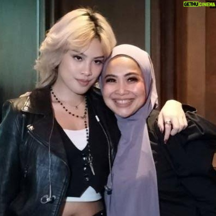 Feni Rose - 1.4K Likes - 22 Juli kemarin, ketemu sama teman2 media dlm rangka memperkenalkan @audikiranaa dan single terbarunya, sebuah remake lagu Seberkas Sinar yg dipopulerkan Nike Ardilla, ciptaan Deddy Dores. Dua legend musik di tanah air.
Sebagai gen Z, khususnya genZ jaksel yg bahasa Indonesianya ber akasen 😅.. ibuk mau memperkenalkan anak ini pd lady2 rocker seniornya dan lagu2 rock Indonesia.
Sebelumnya @audikiranaa sdh menulis dan merilis 3 single, yg semuanya bahasa inggris dg sentuhan Rock. Jadi supaya dia jg semakin menyelami karya2 musisi Indonesia, maka ibuk perdengarkan dia dg bbrp lagu rock Indonesia. Dan lagu Seberkas Sinar ini salah satu yg nyantol di hati Audi. Dia bilang, dia suka bgt, menyentuh emosinya dan juga mengingatkannya pd lagu2 Scorpions.
Lalu kita berencana remake lagu ini, langsung menghubungi keluarga Alm Deddy Dores dan publising nya.
Kemudian kita rembukan dg om @danielclift sbg music directornya Audi dan @richardbenhard the producer.
Nggak ada yg bisa melampaui ke legend an Seberkas Sinar dg Nike Ardilla sbg penyanyinya. Bahkan @calvindores.28 pun mengisahkan, Nike Ardilla adalah “Seberkas Sinar” nya Deddy Dores, yg menginspirasi lagu ini.
Jadi single yg dirilis @audikiranaa ini, adalah sebuah apresiasi thdp karya dan sejarah 2 legend tersebut… dan mencoba menginterpertasikan lagu ini sesuai karakter vocal Audi.
Ada yg suka atau ada yg kurang cocok, semuanya kita syukuri, Alhamdulillah. Lewat project ini, anakku belajar juga tentang sejarah 2 legend music tanah air.. sembari terus mengasah kemampuan musikalitasnya.
Semoga Berkenan .. ❤️
Love ibuk2 “ratu gossip” dan besok harga naik.
Thank you @d_str and team, serta @blackjackjkt dan @ernestsilanoe untuk support nya di event ini.
#neposandchroniku