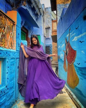 Fenil Umrigar Instagram - Hoonk hai dil me uthi.
Alaapo si hai baji🤍

Outfit : @saanchposhak