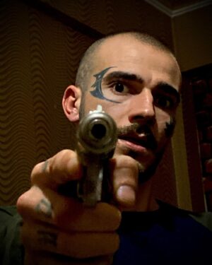Ferit Yanık Instagram - Loj ışıkta kandırılmış beyninizde halisler.
Aydınlığa küsmüş ruhunuzla kukla bedenler. 🔫
