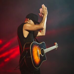 Ferman Akgül Instagram - Istanbul Festivali ile başlayıp Sinop'ta Karadeniz Müzik Festivali ile son bulan 4 günlük turun ardından Zeytinli'ye kadar ara veriyoruz. Festivallerin en çok biletli seyircisine ulaşan isimlerinden bir tanesi olduğumuz için gururluyuz. Bize bunu yaşatan seyircimize, sahnemizi mümkün kılan teknik ekibimiz ve menajerlerimize, her zorluğa göğüs geren organizatörlere teşekkürlerimizle. Yaşasın rock müzik yaşasın maNga 🤘 @mangamusic #maNga20