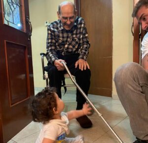 Fernanda Castillo Instagram - Hoy , cuatro meses antes de cumplir 100 años , te fuiste abuelito Rafael . 
Siempre pensábamos diferente pero cuando me hice adulta entendí que no tenía que entenderte para quererte y para ver todo lo maravilloso que construiste para nosotros , tu familia.
Elijo recordarte haciendo bromas como en la última videollamada hace unos días , como el hombre dulce y cuidadoso que eras con mi abuela , el cariñoso “Ito” que conoció Liam , lo mucho que disfrutabas manejar cuando podías y como te gustaba ir al supermercado!!! La Foren debe haberte recibido y te abrazara por todos nosotros 🤍te vamos a extrañar