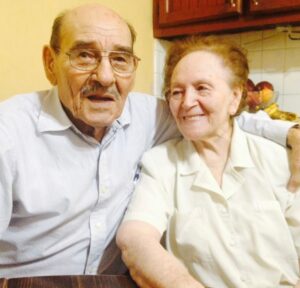 Fernanda Castillo Instagram - Hoy , cuatro meses antes de cumplir 100 años , te fuiste abuelito Rafael . 
Siempre pensábamos diferente pero cuando me hice adulta entendí que no tenía que entenderte para quererte y para ver todo lo maravilloso que construiste para nosotros , tu familia.
Elijo recordarte haciendo bromas como en la última videollamada hace unos días , como el hombre dulce y cuidadoso que eras con mi abuela , el cariñoso “Ito” que conoció Liam , lo mucho que disfrutabas manejar cuando podías y como te gustaba ir al supermercado!!! La Foren debe haberte recibido y te abrazara por todos nosotros 🤍te vamos a extrañar