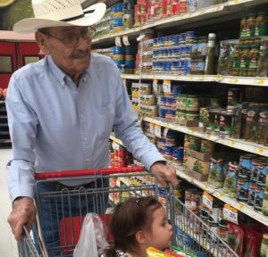 Fernanda Castillo Instagram - Hoy , cuatro meses antes de cumplir 100 años , te fuiste abuelito Rafael . 
Siempre pensábamos diferente pero cuando me hice adulta entendí que no tenía que entenderte para quererte y para ver todo lo maravilloso que construiste para nosotros , tu familia.
Elijo recordarte haciendo bromas como en la última videollamada hace unos días , como el hombre dulce y cuidadoso que eras con mi abuela , el cariñoso “Ito” que conoció Liam , lo mucho que disfrutabas manejar cuando podías y como te gustaba ir al supermercado!!! La Foren debe haberte recibido y te abrazara por todos nosotros 🤍te vamos a extrañar