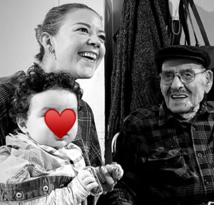 Fernanda Castillo Instagram - Hoy , cuatro meses antes de cumplir 100 años , te fuiste abuelito Rafael . 
Siempre pensábamos diferente pero cuando me hice adulta entendí que no tenía que entenderte para quererte y para ver todo lo maravilloso que construiste para nosotros , tu familia.
Elijo recordarte haciendo bromas como en la última videollamada hace unos días , como el hombre dulce y cuidadoso que eras con mi abuela , el cariñoso “Ito” que conoció Liam , lo mucho que disfrutabas manejar cuando podías y como te gustaba ir al supermercado!!! La Foren debe haberte recibido y te abrazara por todos nosotros 🤍te vamos a extrañar
