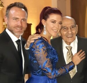 Fernanda Castillo Instagram - Hoy , cuatro meses antes de cumplir 100 años , te fuiste abuelito Rafael . 
Siempre pensábamos diferente pero cuando me hice adulta entendí que no tenía que entenderte para quererte y para ver todo lo maravilloso que construiste para nosotros , tu familia.
Elijo recordarte haciendo bromas como en la última videollamada hace unos días , como el hombre dulce y cuidadoso que eras con mi abuela , el cariñoso “Ito” que conoció Liam , lo mucho que disfrutabas manejar cuando podías y como te gustaba ir al supermercado!!! La Foren debe haberte recibido y te abrazara por todos nosotros 🤍te vamos a extrañar