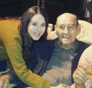 Fernanda Castillo Instagram - Hoy , cuatro meses antes de cumplir 100 años , te fuiste abuelito Rafael . 
Siempre pensábamos diferente pero cuando me hice adulta entendí que no tenía que entenderte para quererte y para ver todo lo maravilloso que construiste para nosotros , tu familia.
Elijo recordarte haciendo bromas como en la última videollamada hace unos días , como el hombre dulce y cuidadoso que eras con mi abuela , el cariñoso “Ito” que conoció Liam , lo mucho que disfrutabas manejar cuando podías y como te gustaba ir al supermercado!!! La Foren debe haberte recibido y te abrazara por todos nosotros 🤍te vamos a extrañar