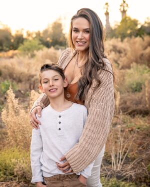 Fernanda Machado Instagram - Hoje é dia do meu “mini me”, do meu primeiro bebêzinho, do nosso Lucca, que  completa 9 anos! Feliz aniversário meu amor! ✨🎉🎊

Todo ano, um dia antes do seu aniversário, eu amo contar para você todos os detalhes de como a sua chegada foi mágica e arrebatadora! 

No dia 22.06.2015, 9 anos atrás, neste exato momento, eu estava em trabalho de parto, foi um parto longo e difícil, mas foi também, a experiência mais transformadora da minha vida. E depois de 18 horas de trabalho de parto, às 2:25pm daqui da Califórnia, você chegou!

E a sua chegada, foi também o meu renascimento como mãe, você chegou já me ensinando tantas coisas, me provando o milagre da vida, me mostrando o poder da natureza, me fazendo sentir o maior amor do mundo. 

Nesses seus 9 anos, eu vivi as maiores emoções da minha vida, o seu nascimento, os seus primeiros passos, as suas primeiras palavras. E hoje você faz coisas que eu nunca fiz, você toca piano e violino lindamente, joga basquete, baseball, futebol, golf e tênis, e seu inglês é infinitamente melhor que o meu. 😂 Você é incrível! É lindo ver você descobrindo o mundo, e ver você se descobrindo no mundo. 

Você me ensina e me transforma a cada segundo, acompanhar você crescendo, ver aquele bebêzinho miúdinho, se transformar nesse menino doce sensível, e determinado, é um presente extraordinário da vida! 

Filho, muito obrigada por me ensinar tanto, por ser a luz da minha vida! Te desejo tudo de mais lindo, que Deus te proteja hoje e sempre. Eu, papai, Leo, Vovó e Vovô te amamos infinito!!!!!!! ✨🙌🏻🎉♥️

#Luccaisturning9 #maternidade #happybirthday #myminime #omaioramordomundo #blessed #gratidão #Lucca9anos
#meubebêcresceu #amorinfinito 
#felizaniversariomeuamor #happybirthdayLucca