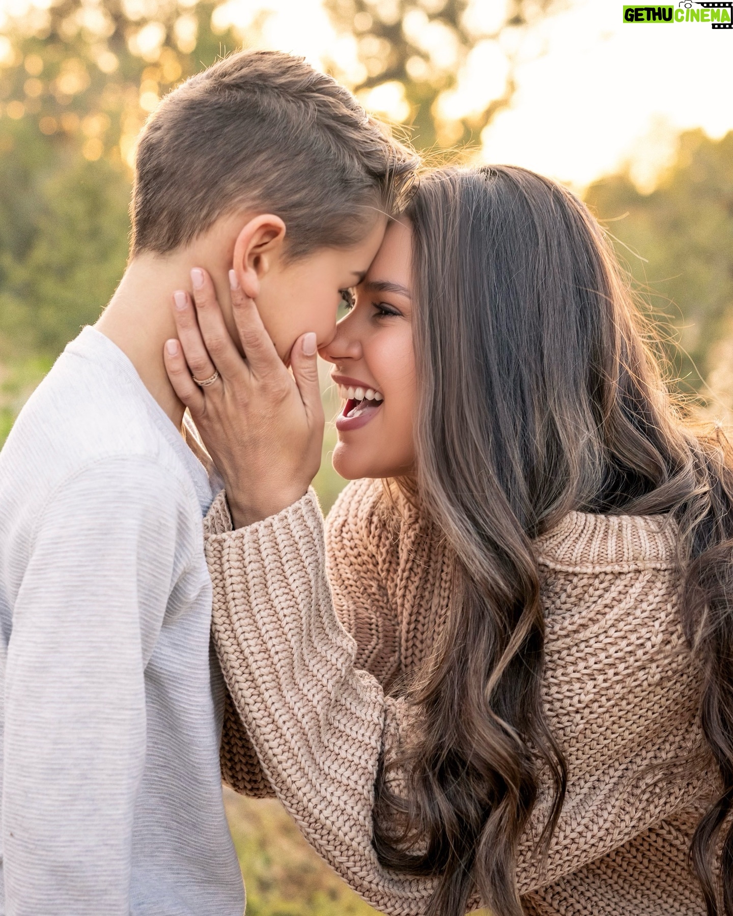 Fernanda Machado - 32.4K Likes - Hoje é dia do meu “mini me”, do meu primeiro bebêzinho, do nosso Lucca, que completa 9 anos! Feliz aniversário meu amor! ✨🎉🎊
Todo ano, um dia antes do seu aniversário, eu amo contar para você todos os detalhes de como a sua chegada foi mágica e arrebatadora!
No dia 22.06.2015, 9 anos atrás, neste exato momento, eu estava em trabalho de parto, foi um parto longo e difícil, mas foi também, a experiência mais transformadora da minha vida. E depois de 18 horas de trabalho de parto, às 2:25pm daqui da Califórnia, você chegou!
E a sua chegada, foi também o meu renascimento como mãe, você chegou já me ensinando tantas coisas, me provando o milagre da vida, me mostrando o poder da natureza, me fazendo sentir o maior amor do mundo.
Nesses seus 9 anos, eu vivi as maiores emoções da minha vida, o seu nascimento, os seus primeiros passos, as suas primeiras palavras. E hoje você faz coisas que eu nunca fiz, você toca piano e violino lindamente, joga basquete, baseball, futebol, golf e tênis, e seu inglês é infinitamente melhor que o meu. 😂 Você é incrível! É lindo ver você descobrindo o mundo, e ver você se descobrindo no mundo.
Você me ensina e me transforma a cada segundo, acompanhar você crescendo, ver aquele bebêzinho miúdinho, se transformar nesse menino doce sensível, e determinado, é um presente extraordinário da vida!
Filho, muito obrigada por me ensinar tanto, por ser a luz da minha vida! Te desejo tudo de mais lindo, que Deus te proteja hoje e sempre. Eu, papai, Leo, Vovó e Vovô te amamos infinito!!!!!!! ✨🙌🏻🎉♥️
#Luccaisturning9 #maternidade #happybirthday #myminime #omaioramordomundo #blessed #gratidão #Lucca9anos
#meubebêcresceu #amorinfinito
#felizaniversariomeuamor #happybirthdayLucca