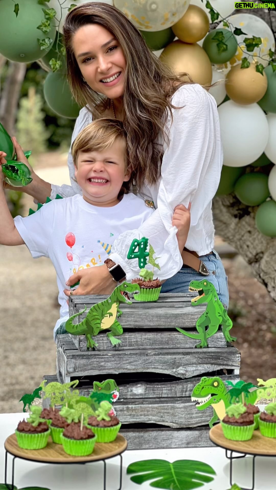 Fernanda Machado - 19.8K Likes - Viva o nosso Leozinho! 🎉💚🎊
Que alegria celebrar nosso raio de sol! E no meio do “May gray” daqui, de muitos dias nublados, saiu um sol lindo pra festejar você, meu amorzinho!
Que a vida seja sempre assim pra você, ensolarada, doce e cheia de sorrisos. Que você continue brilhando e iluminando todos ao seu redor! Te amamos infinito! ✨
Muito obrigada a todos os amigos que celebraram com a gente, e a todas as mensagens de carinho por aqui.
#Leo4aninhos #Leois4 #happybirthdayLeo #kidsparty
#festinhadeaniversario #maternidade #grateful #blessed #felizaniversariomeuamor #omaioramordomundo