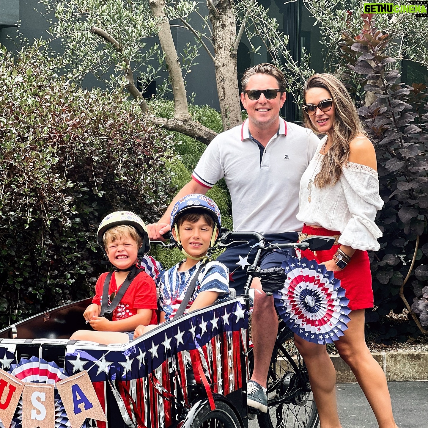 Fernanda Machado - 6.4K Likes - Mais um 4 de Julho super divertido com meus amores!!!!
Feriadão prolongado por aqui! Bom fim de semana pra todos! 😘
It was a very happy and fun 4th of July! 💙❤️🇺🇸🎊🎉
#happy4th #fun4th #maternidade #omaioramordomundo #minhafamiliameutudo
#veraocommeusamores