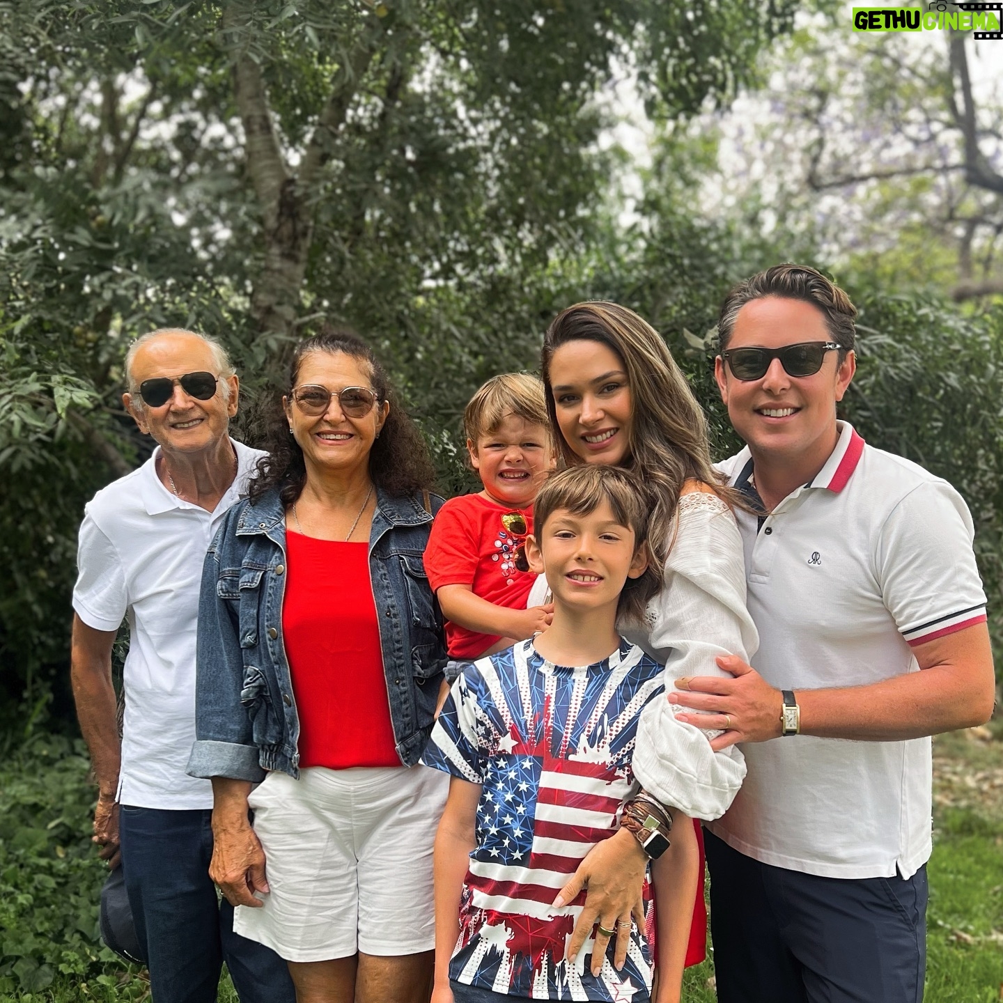 Fernanda Machado - 6.4K Likes - Mais um 4 de Julho super divertido com meus amores!!!!
Feriadão prolongado por aqui! Bom fim de semana pra todos! 😘
It was a very happy and fun 4th of July! 💙❤️🇺🇸🎊🎉
#happy4th #fun4th #maternidade #omaioramordomundo #minhafamiliameutudo
#veraocommeusamores