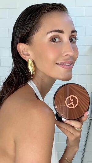Fernanda Romero Instagram - ☀️ Can we have a year-long Italian summer bronze? Yes, we can, and here’s how 👇🏼 @armanibeauty
I use the Armani Glow Duo luminous and concealer. I like the coverage as it’s very natural. They also have a new luminous bronzer powder, and let me tell you, this one is gorgeous! As you can see, it does the trick.. 🙌🏼 Then I used the cheek tint in peach; a little goes a long way as their pigment is very good. And lastly, some of the prism gloss, and Voila!
#ItalianSummerGlow
#YearLongBronze
#ArmaniBeauty
#GlowDuo
#NaturalCoverage
#LuminousBronzer
#PeachCheekTint
#PrismGloss
#SummerBeauty
#GlowingSkin
#fernandaromero