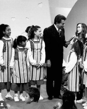 Fernanda Souza Instagram - Que descanse em paz o maior comunicador da história do nosso país! 🕊️

Uma honra ter feito minha primeira novela
na sua emissora, e ter dado vida a uma
das personagens infantis mais marcantes
da dramaturgia brasileira, minha eterna Mili! 

Obrigada por tanto, Silvio! 🙏🏻♥️🥹

Todo amor do mundo para seus familiares
nesse momento tão difícil!