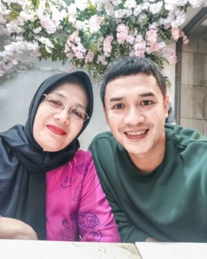 Ferry Ixel Instagram - Uang bisa dicari. Ilmu bisa digali. Tapi, kesempatan untuk mengasihi ibunda takkan terulang kembali. Jadi, manfaatkan sebaik mungkin.😍😍