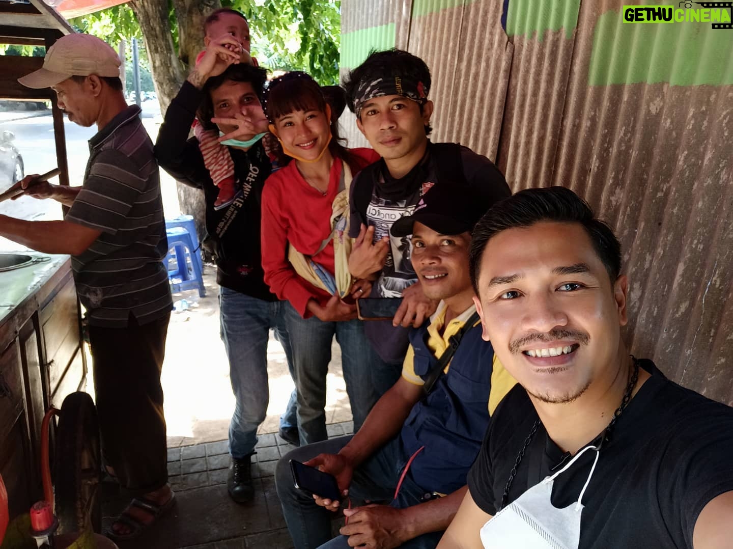 Ferry Ixel - 1K Likes - Bahagia itu sederhana, bisa melihat orang di sekitar kita tertawa