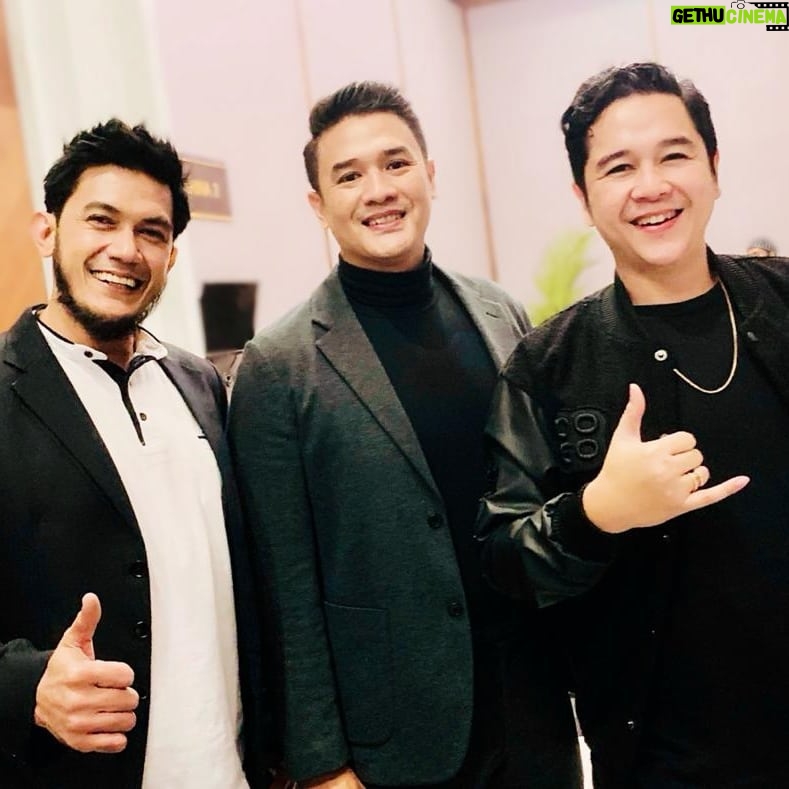 Ferry Ixel - 577 Likes - Alhamdulillah masih bisa silahturahmi ama orang2 hebat ini walaupun ketemu sebentar jadi bisa inget masa dulu, gw masuk dunia model pertama kali kenal ama @malvinofajaro orangnya asik dan baik hati ga sombong ama yuniornya di cover boy tahun 2002😆😆, dan @ferry_elleanor kita bareng shoot di frameritz tahun 2006 kalau ga salah😆 ketemu pertama langsung nyambung n gw banyak belajar dari beliau tentang kehidupan😊🙏.. Pokoke doa yg terbaik buat kalian berdua dan sukses selalu
📷@ferry_elleanor