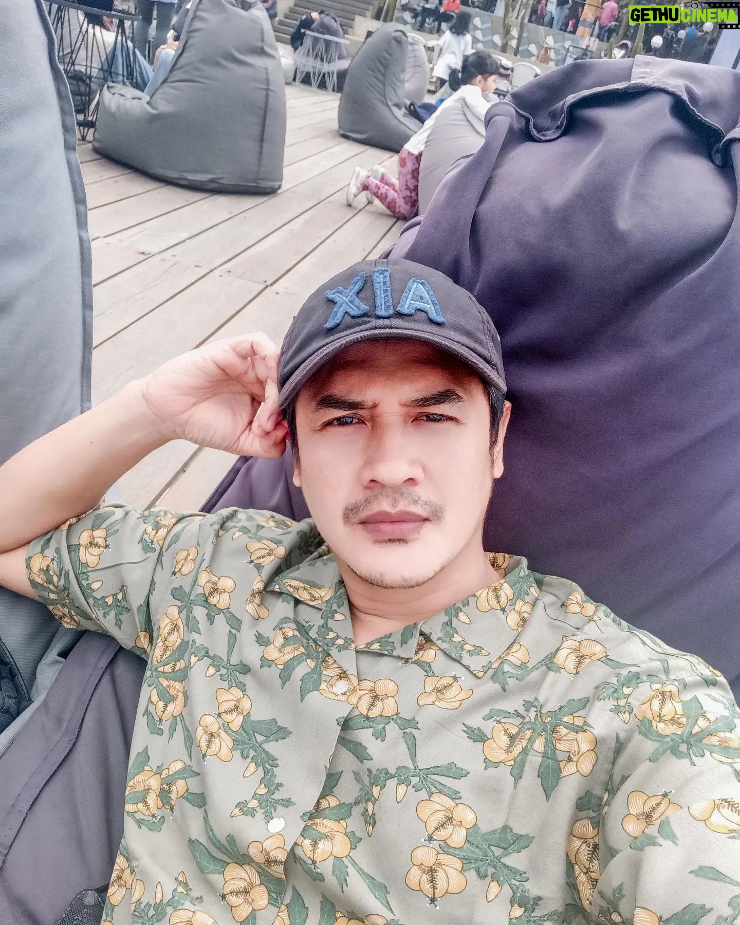 Ferry Ixel - 407 Likes - Jangan pernah menyesali sehari dalam hidupmu. Hari-hari baik memberimu kebahagiaan dan hari-hari buruk memberimu pengalaman☺☺