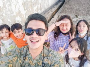 Ferry Ixel Instagram - Edisi kumpul bocah, ajak jalan2 ke tempat bersejarah BENTENG MARLBOROUGH Bengkulu