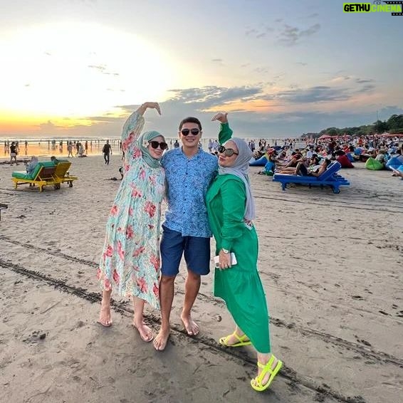 Ferry Ixel - 341 Likes - Kita satu darah, hanya dilahirkan berbeda hari, bulan, atau bahkan tahun. Tapi, aku percaya jika ikatan keluarga mampu memberi semangat untuk saling berbagi dan mengasihi satu sama lain.