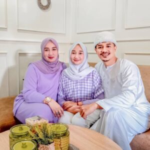 Ferry Ixel Instagram - Meski wajah tak dapat bersua, tangan tak dapat saling jabat, semoga pesan ini mampu menjadi jembatan maaf di hari kemenangan ini. Selamat Idul Fitri, Minal Aidin Wal Faidzin, mohon maaf lahir batin.😊😊🙏🙏