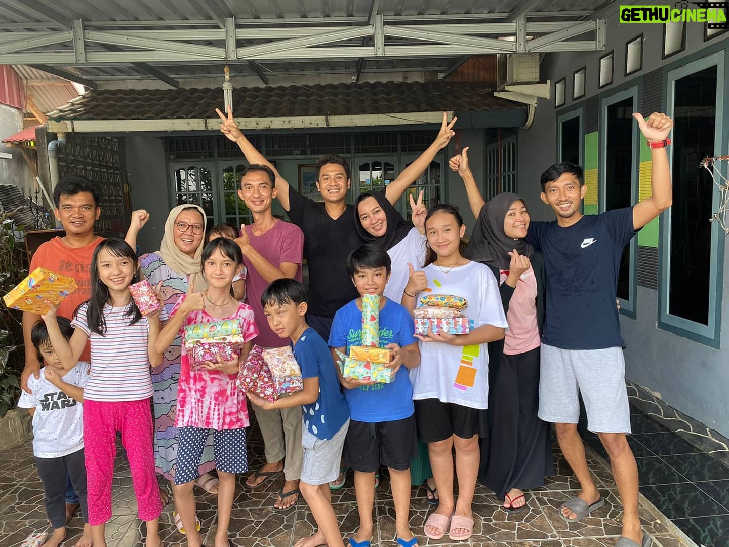 Ferry Ixel - 693 Likes - "Sesibuk apapun, sejauh apapun pergi, keluarga merupakan tempat pulang. Uang dan popularitas tak mampu membayar kebersamaan dengan keluarga."