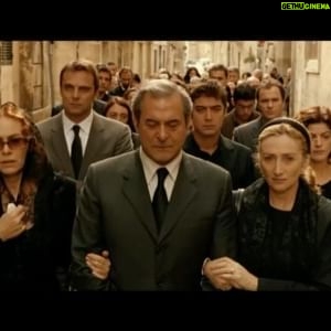 Ferzan Özpetek - 34.1K Likes - “Una perla è un tempio costruito dalla sofferenza intorno a un granello di sabbia”
(Khalil Gibran). Sii paziente, non scoraggiarti. Le sofferenze che a volte sei costretto ad attraversare certamente ti stanno preparando a qualcosa di prezioso. Fiducioso Martedì (Don Francesco).
#minevaganti #serserimayınlar #sezenaksu #kutlama ricordando sempre il mio adorato #enniofantastichini