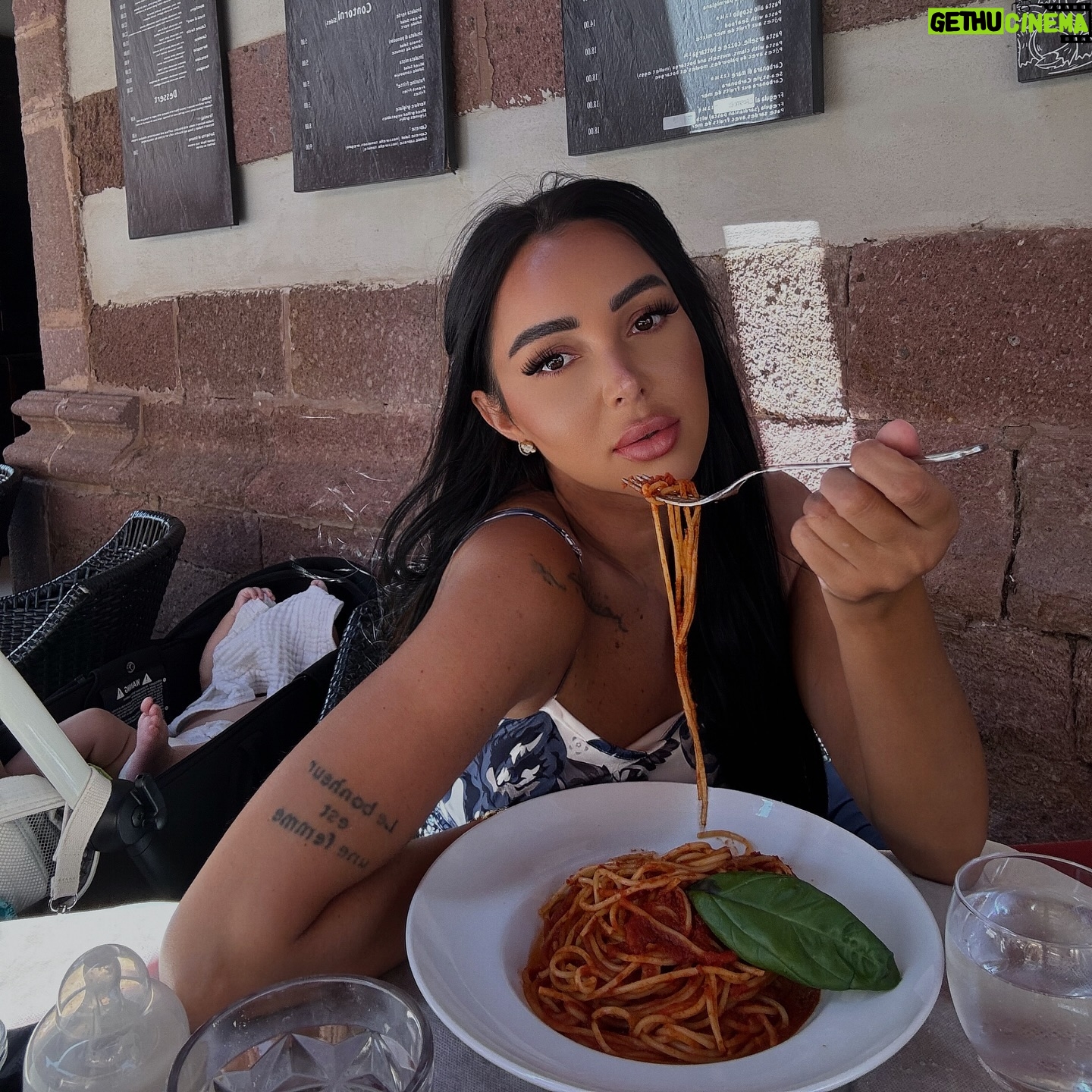 Fidji Ruiz - 94.1K Likes - Les pâtes c’est la vie ! C’est quoi tes préf ? Sachez que c’est les meilleurs spaghettis tomates que jai mangé de ma vie j’en rêve encore.