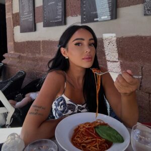 Fidji Ruiz Instagram - Les pâtes c’est la vie ! C’est quoi tes préf ? Sachez que c’est  les meilleurs spaghettis tomates que jai mangé de ma vie j’en rêve encore.